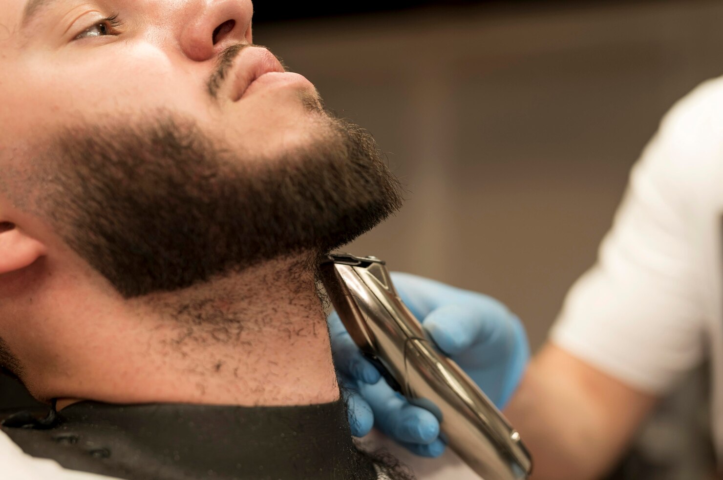 Detailní kontury vousů Odessa Barber