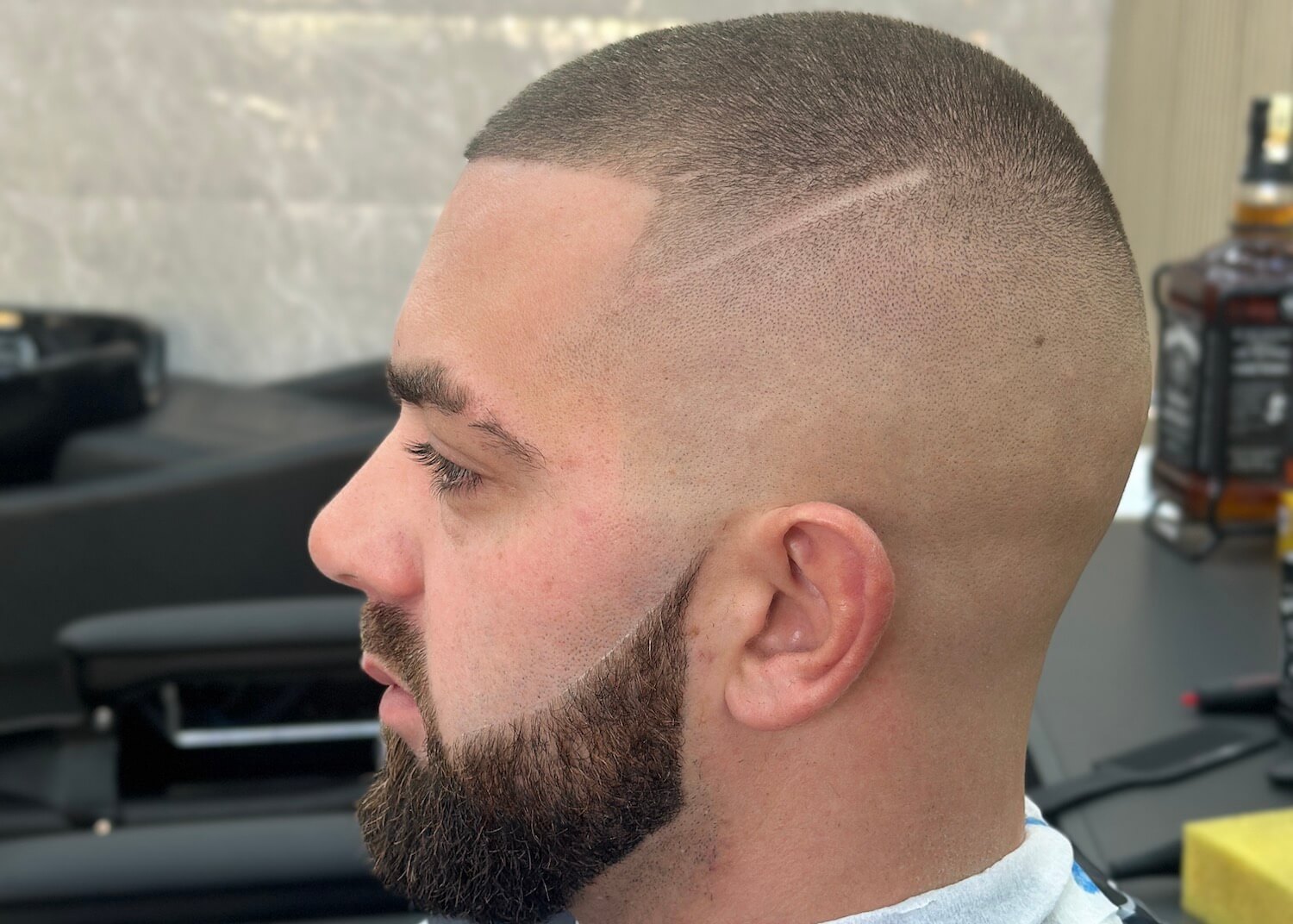 Skin fade a dokončení břitvou Odessa Barber